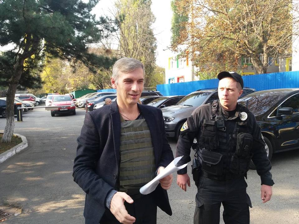 Олег Михайлик пересувається містом в бронежилеті та з охороною